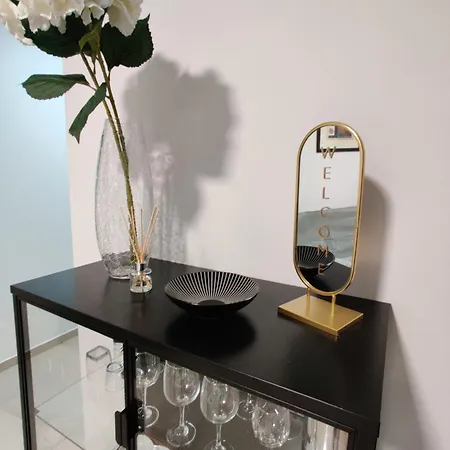 Depiro Point Deluxe - Modern, Designer 2 Minutes Away From Popular Seafront *