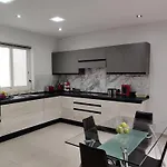 Depiro Point Deluxe - Modern, Designer 2 Minutes Away From Popular Seafront Appartement *