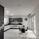 Depiro Point Deluxe - Modern, Designer 2 Minutes Away From Popular Seafront Appartement