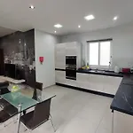 Lägenhet Depiro Point Deluxe - Modern, Designer 2 Minutes Away From Popular Seafront