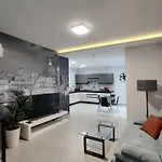 Depiro Point Deluxe - Modern, Designer 2 Minutes Away From Popular Seafront *