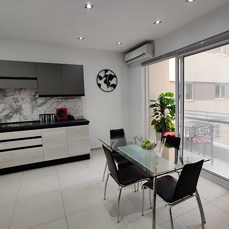 Depiro Point Deluxe - Modern, Designer 2 Minutes Away From Popular Seafront Apartment