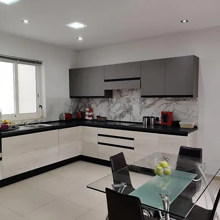 Depiro Point Deluxe - Modern, Designer 2 Minutes Away From Popular Seafront Daire *