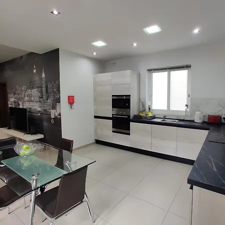 Daire Depiro Point Deluxe - Modern, Designer 2 Minutes Away From Popular Seafront