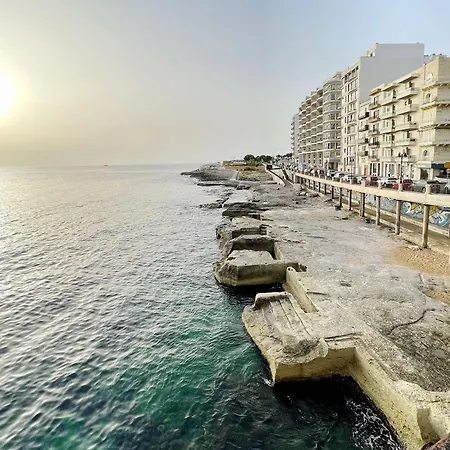 Daire Depiro Point Deluxe - Modern, Designer 2 Minutes Away From Popular Seafront